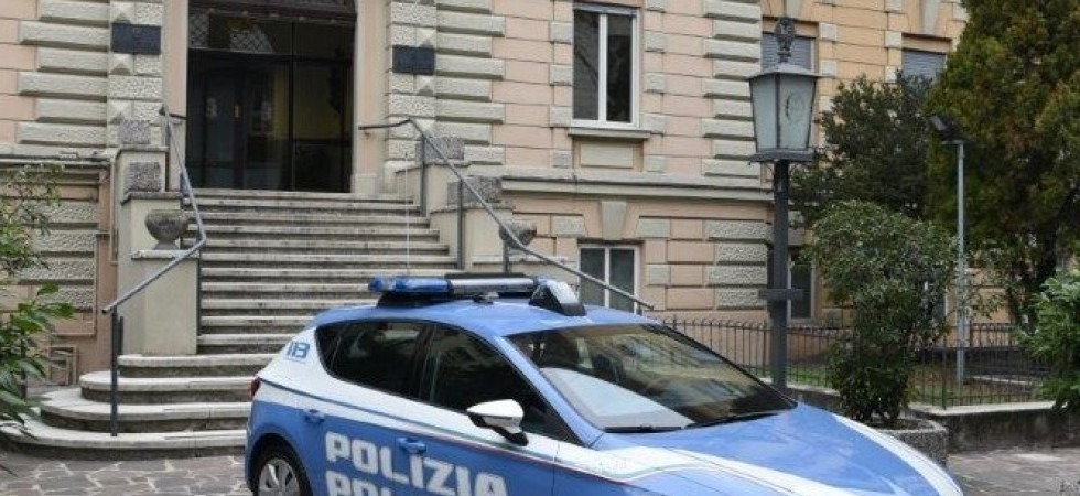 Nascondono 4 etti di cocaina, occultati in un calzino, in un'area di servizio sull'A22